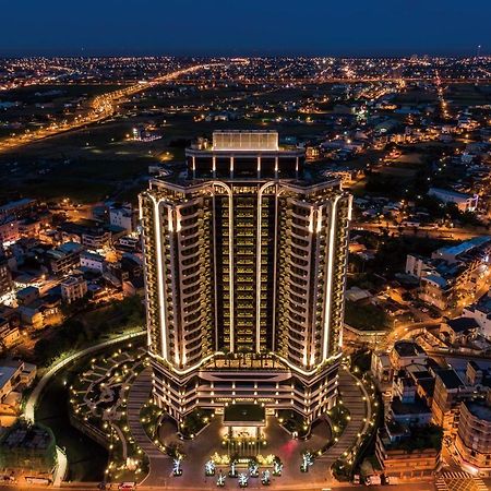 Cuncyue Hot Spring Resort Luodong Exterior photo The hotel at night