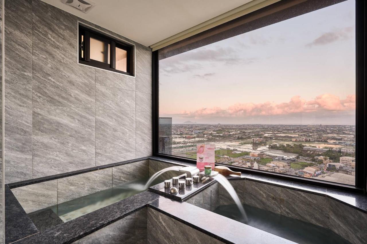 Cuncyue Hot Spring Resort Luodong Exterior photo A modern Japanese bath