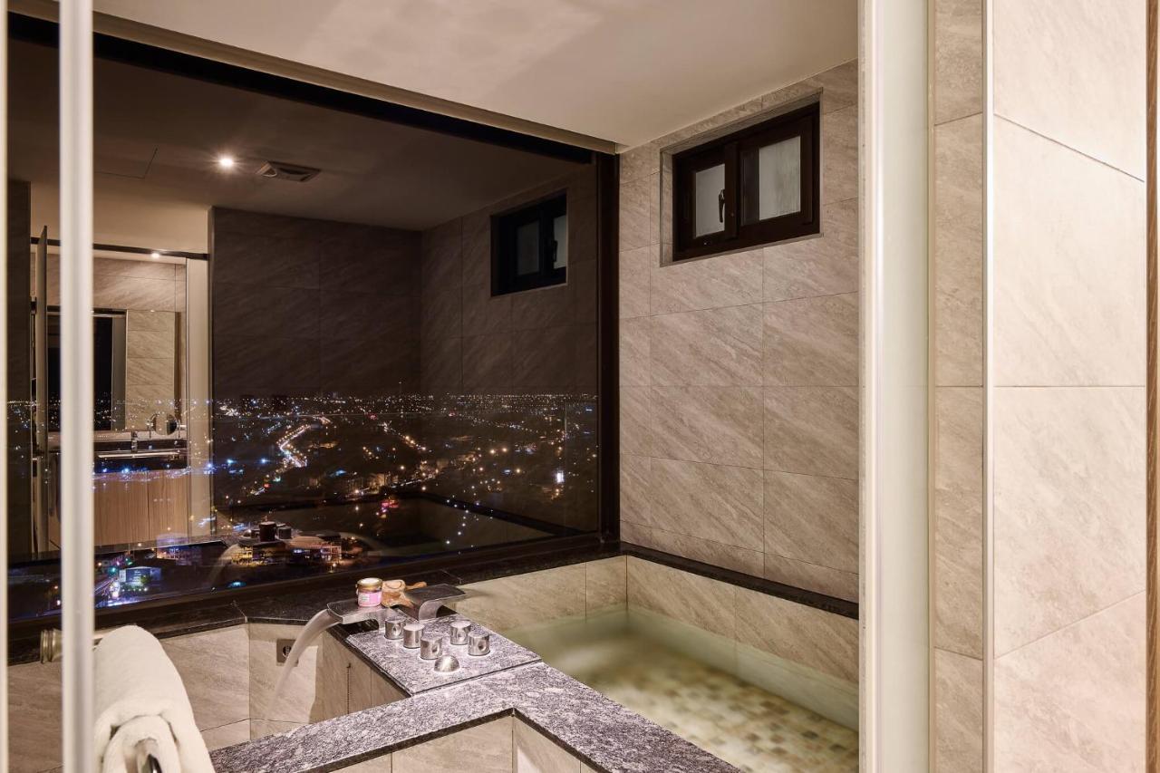 Cuncyue Hot Spring Resort Luodong Exterior photo Bathroom with a view