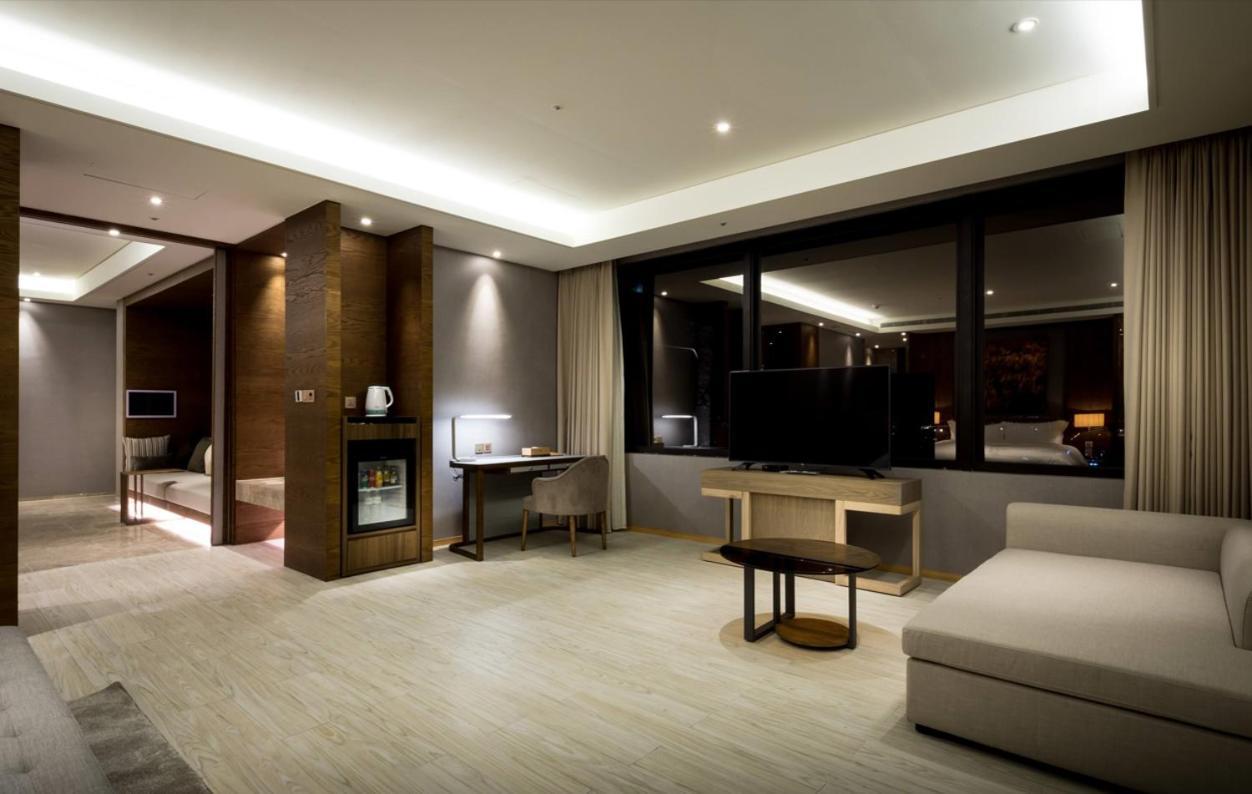 Cuncyue Hot Spring Resort Luodong Room photo A suite at the hotel