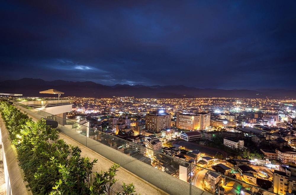 Cuncyue Hot Spring Resort Luodong Exterior photo View of the city from the Acropolis