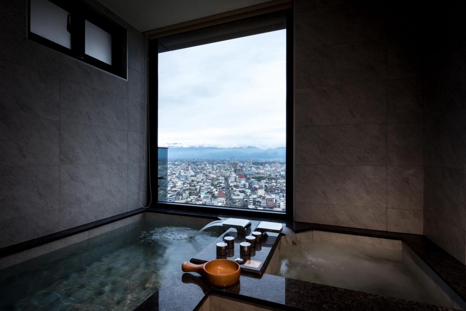 Cuncyue Hot Spring Resort Luodong Room photo A view of Mount Takami from the hotel