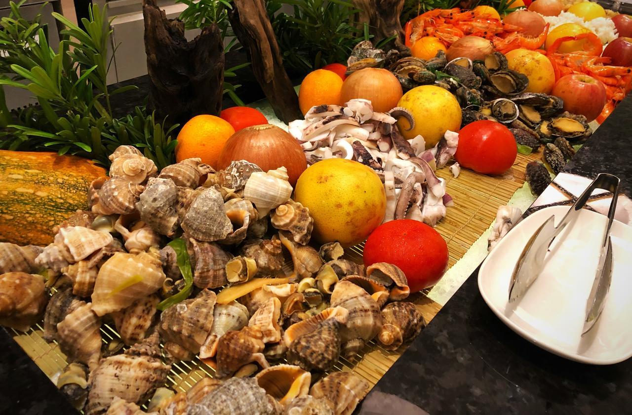 Cuncyue Hot Spring Resort Luodong Exterior photo A selection of seafood at a buffet